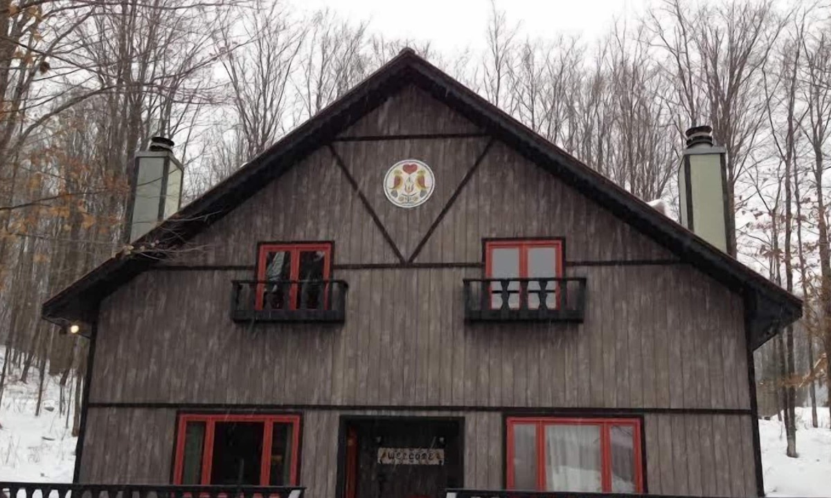 Stambaugh Ski Chalet | Beautiful, Comfy, Rustic Ski Chalet Steps From Ski Brule Mountain - LEFT side