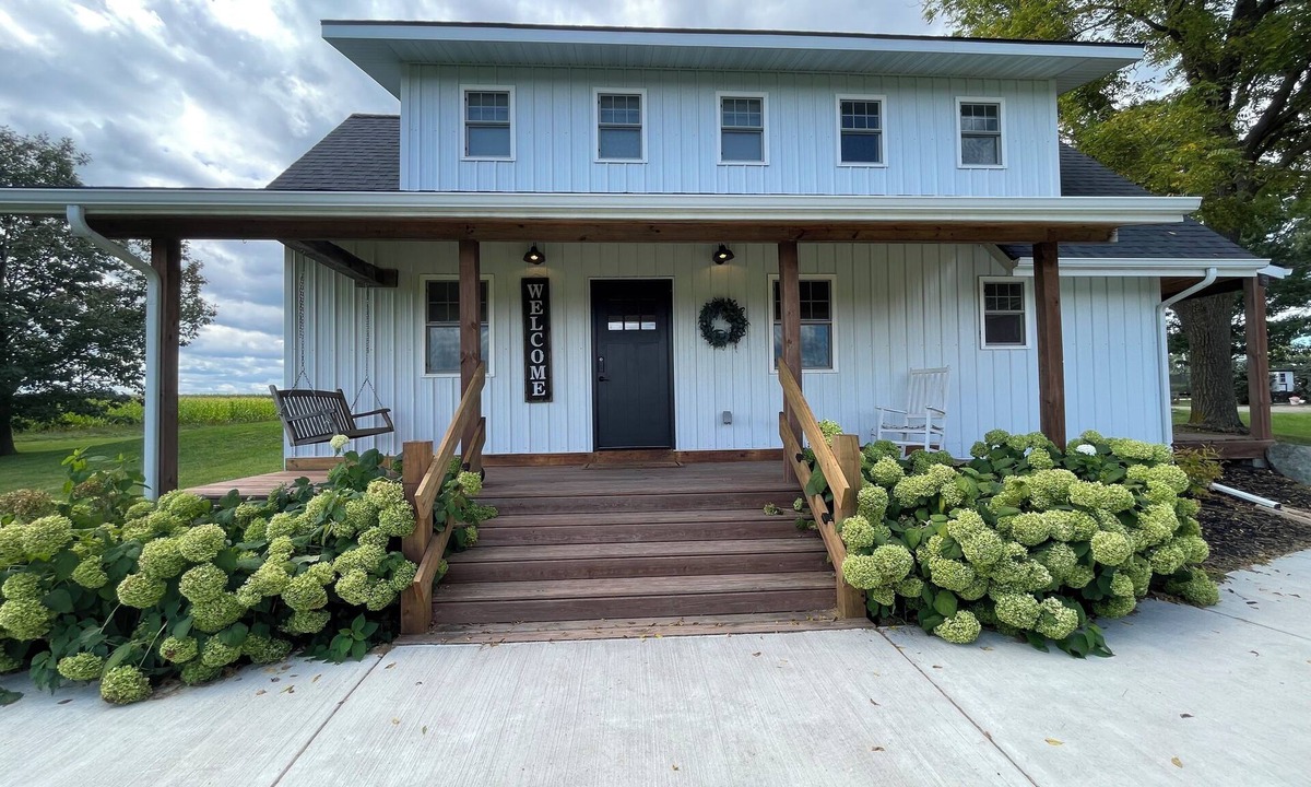 Shaftsburg Cottage | Beautiful Country Cottage: disc golf 5 baskets, fire pit, near MSU, Antiques