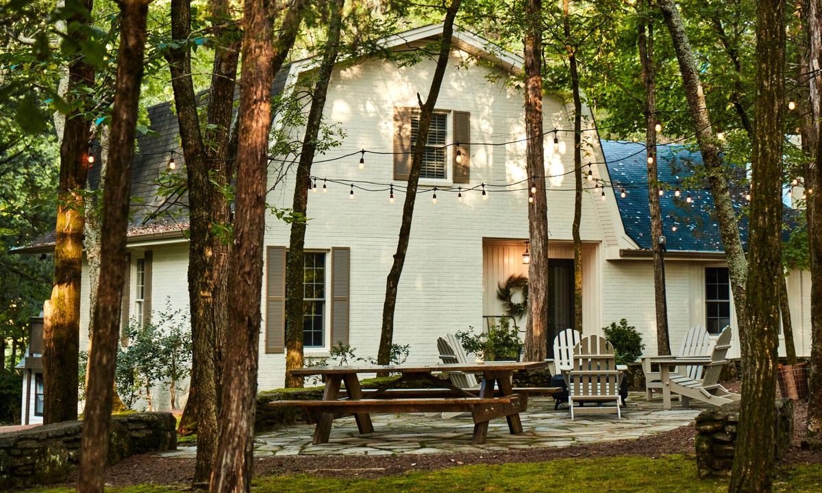 Franklin House | Beautiful Forest Cabin Get-Away in the Heart of Historic Franklin! 3 Bedrooms!