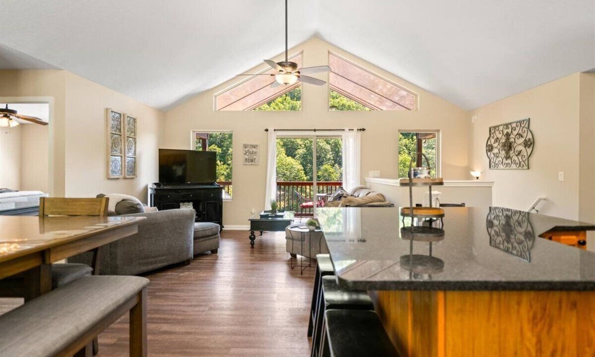 Lakeside Estates House | Beautiful Lakefront Getaway - Sleeps 26 - Norris Lake’s Best Location