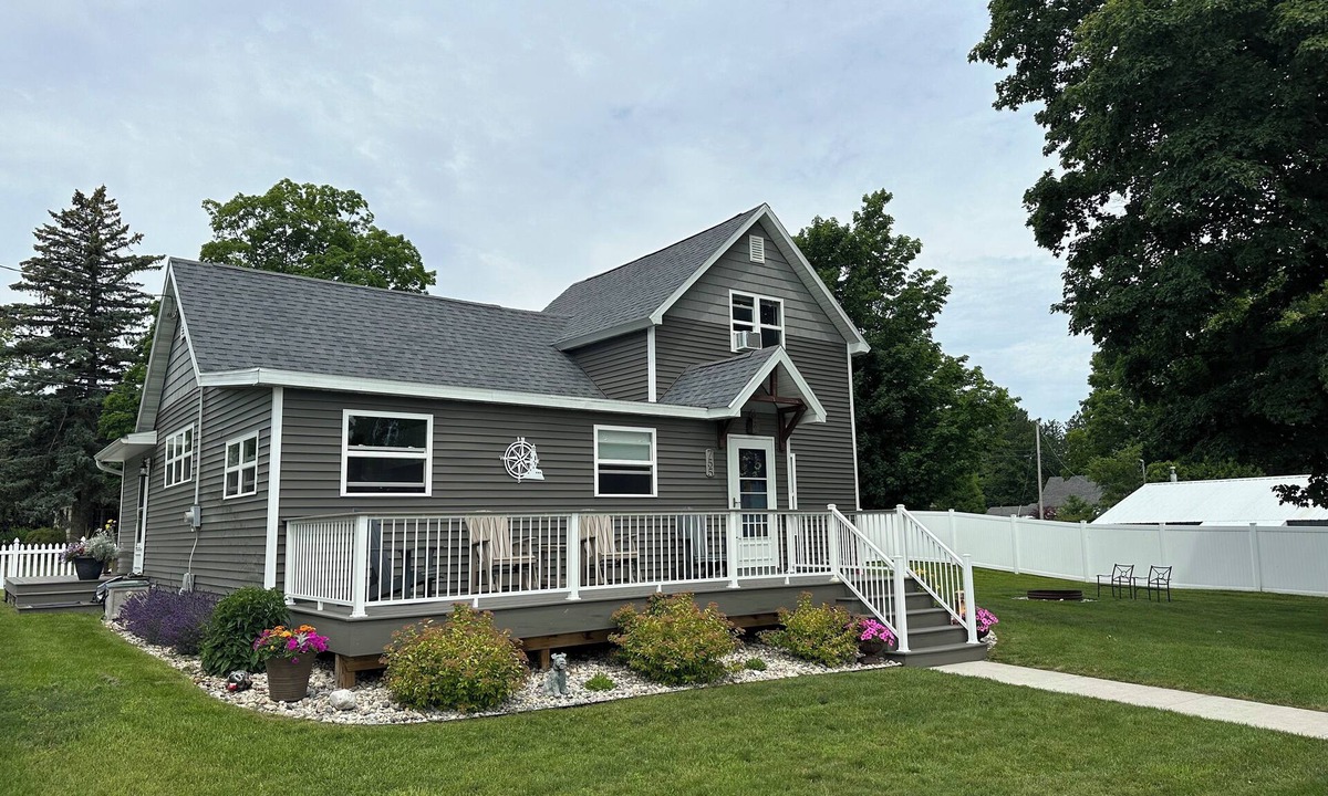 Elberta House | Beautiful modern farmhouse close to Lake Michigan and Frankfort, A/C, sleeps 8
