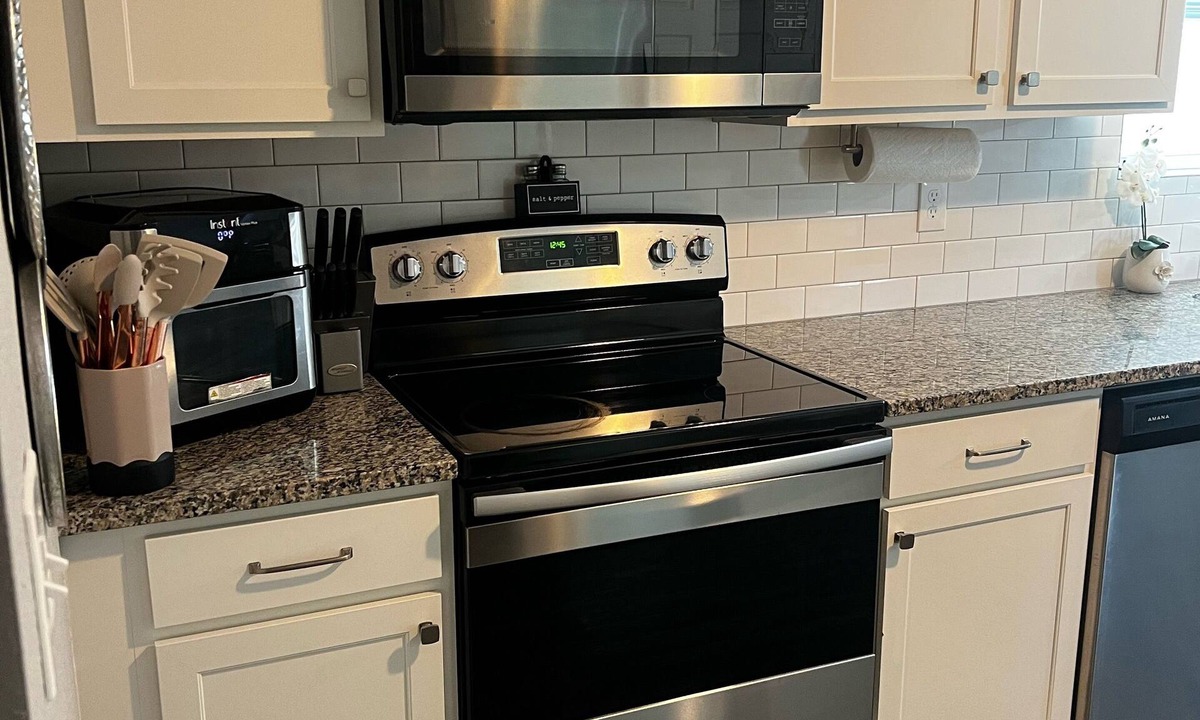 Kentwood House | Beautiful Newer 2 story family Home close to the Airport