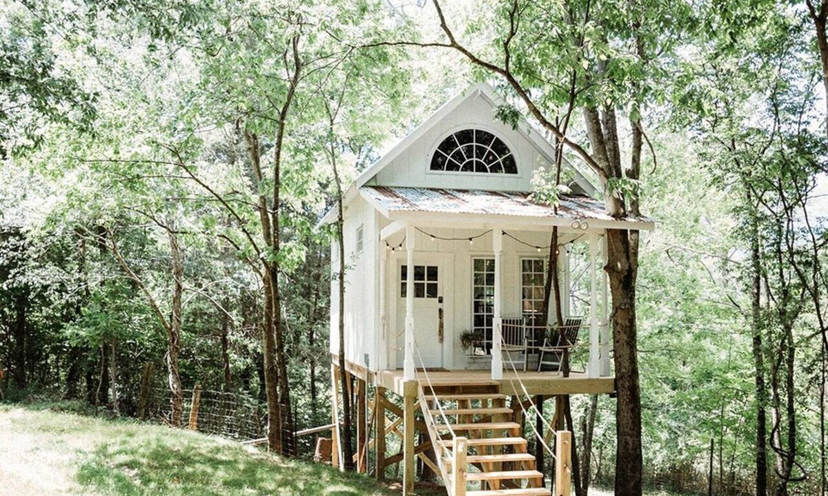 Flintstone Cabin | Beautiful Tree House for a Romantic Getaway on a Farm near Chattanooga Valley, Georgia