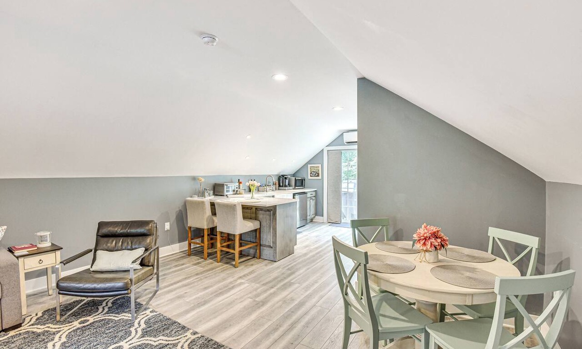 Benton Harbor Apartment | Benton Harbor Apt w/Balcony + Fire Pit