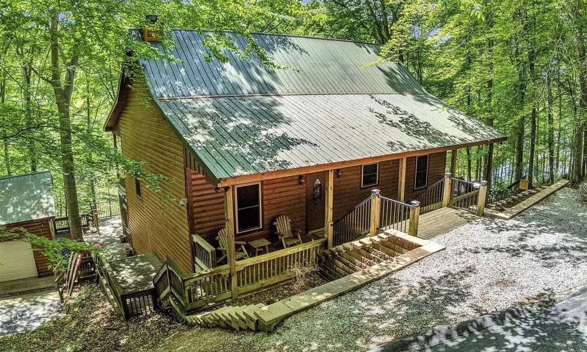 Lucas Cabin | Bigfoot Bay On Barren River Lake! Lakefront, Smokey Mountain setting, Sleeps 14!