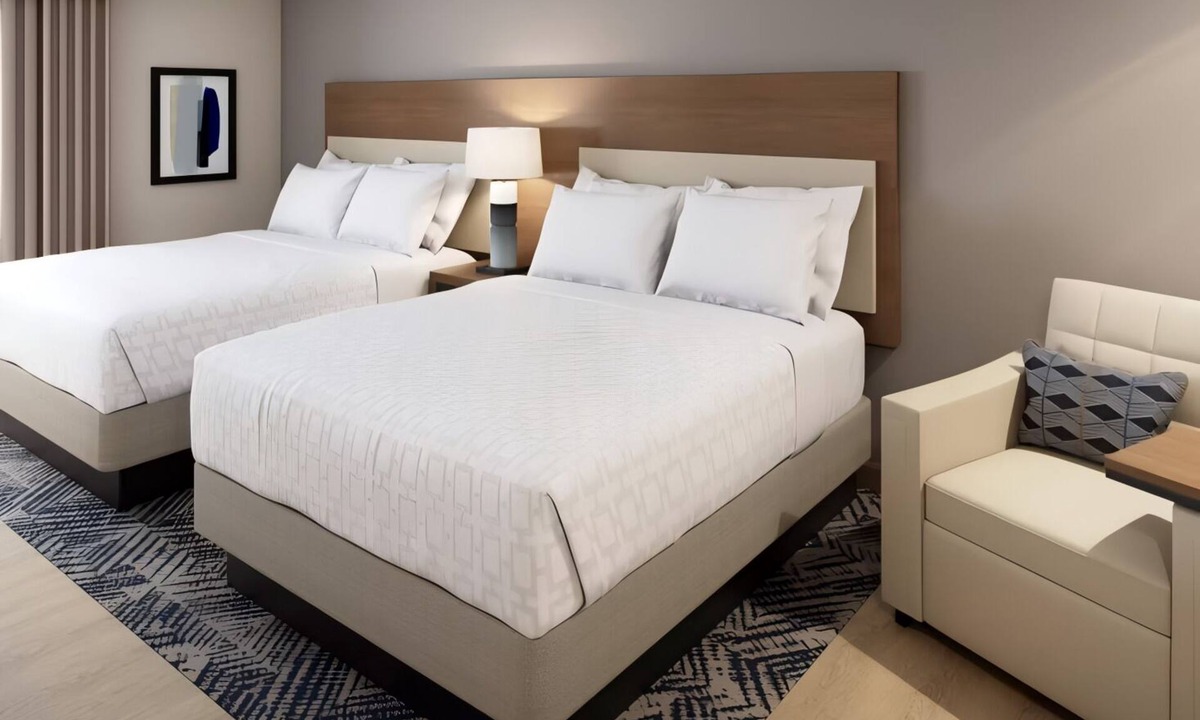Macomb Hotel | Bright Studio with Kitchen Perfect for Family Travelers with Swimming Pool