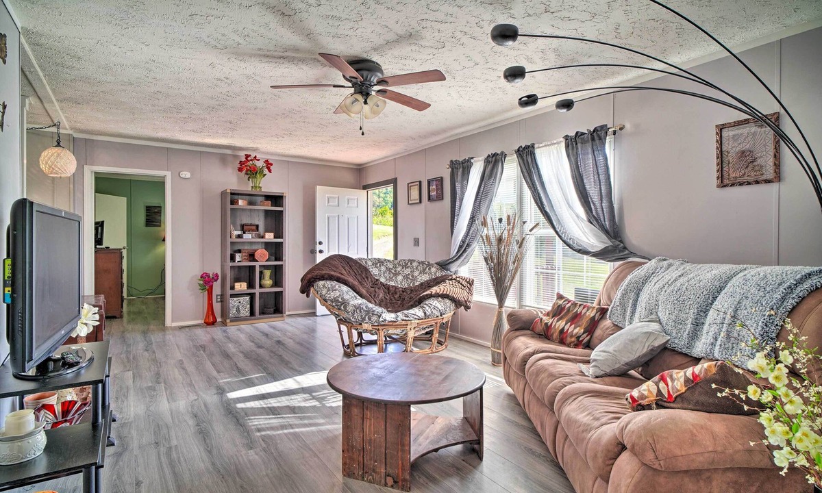 Mohawk House | Bring Your Pets! Midway Abode w/Yard & Fire Pit