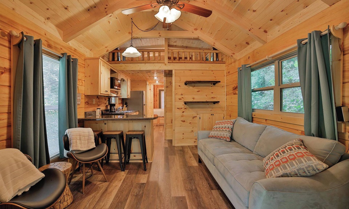 Lookout Valley Neighborhood Association Cabin | Bryce Cabin - Lookout Mtn Tiny Home with Swim Spa