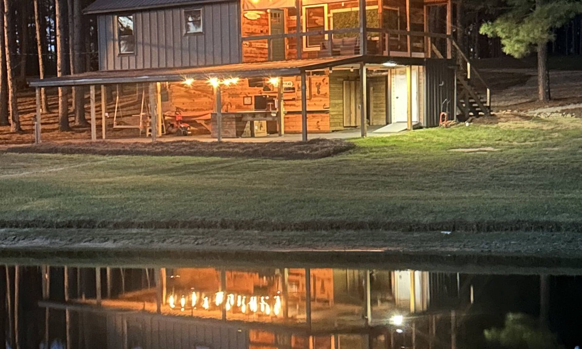 Pelahatchie Cabin | Cabin overlooking lake with great fishing!