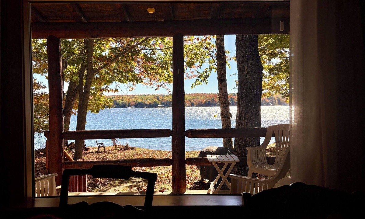 Houghton House | Calm Waters Cabin: RELAX-sauna & jacuzzi tub RECREATE-water & snowmobile trials