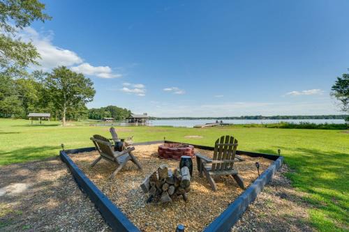 Centre House | 'Cast a Line Cabin' w/Dock on Weiss Lake