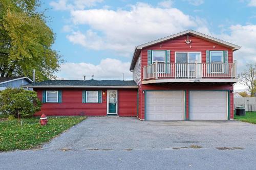 Pinconning House | Catch on the Canal - Waterfront Getaway Near Casino, Dining & Entertainment