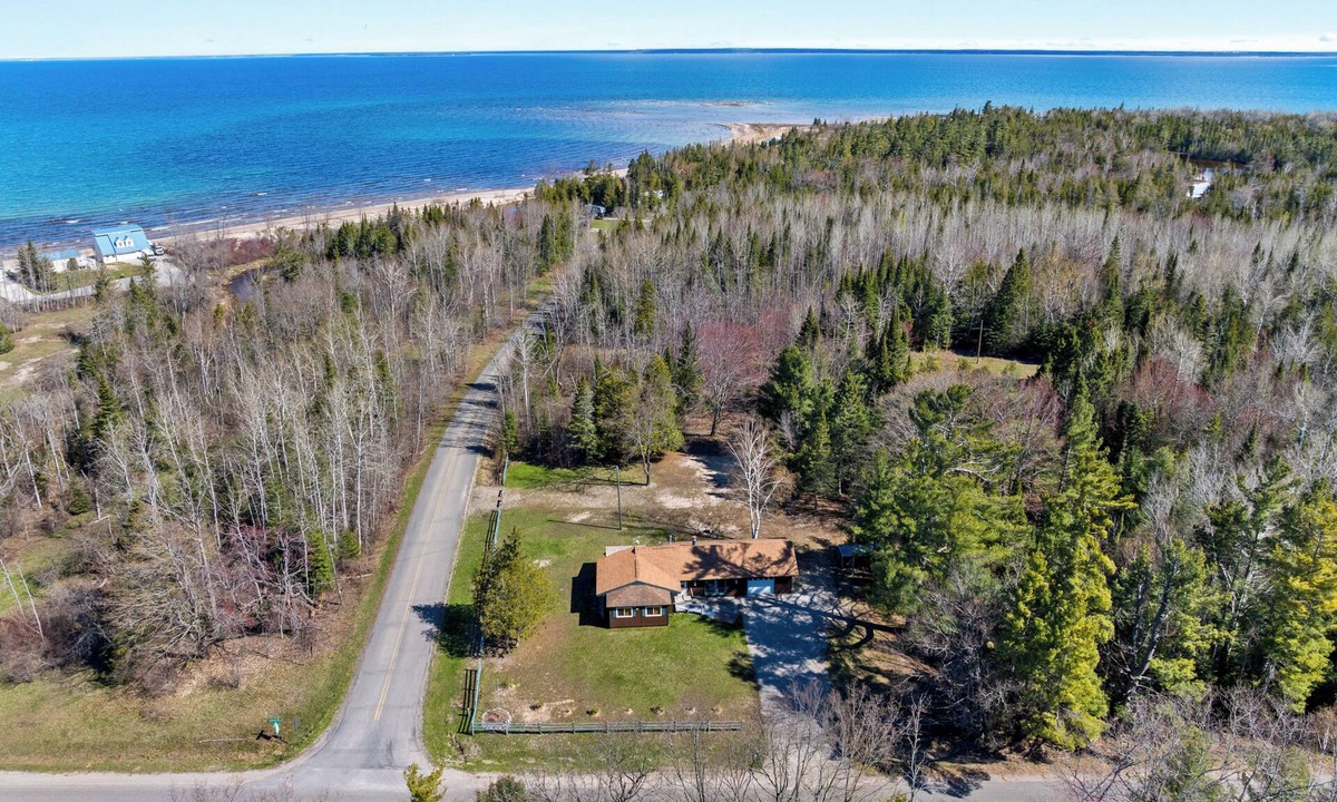 Carp Lake House | Cecil Bay Getaway : Family Summer Escape | Wilderness & Beach Fun- No A/C