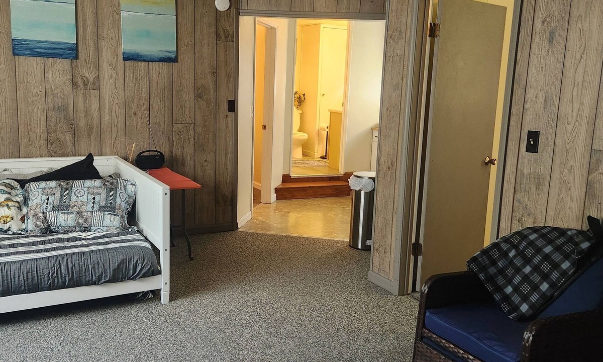 Caseville Cottage | Charming 1-bedroom cottage 0.5 from beautiful Caseville with AC, spacious yard