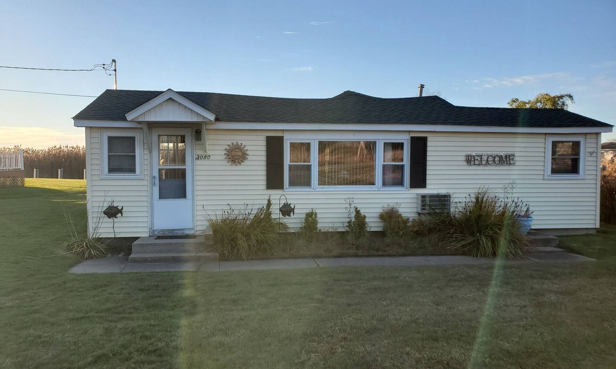 Harsens Island Cottage | Charming 2-bedroom cottage with WiFi, AC on a peaceful Harsens Island canal.