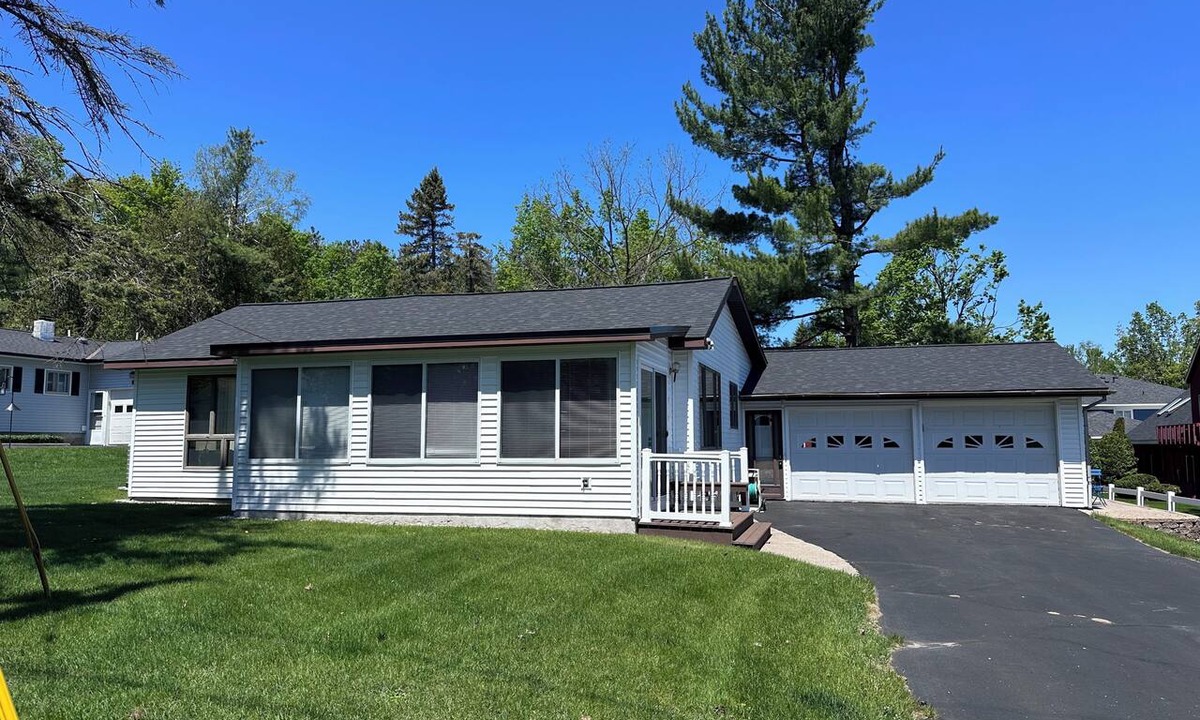 Mullett Lake Cottage | Charming 2-bedroom cottage in marvelous Cheboygan with WiFi, AC