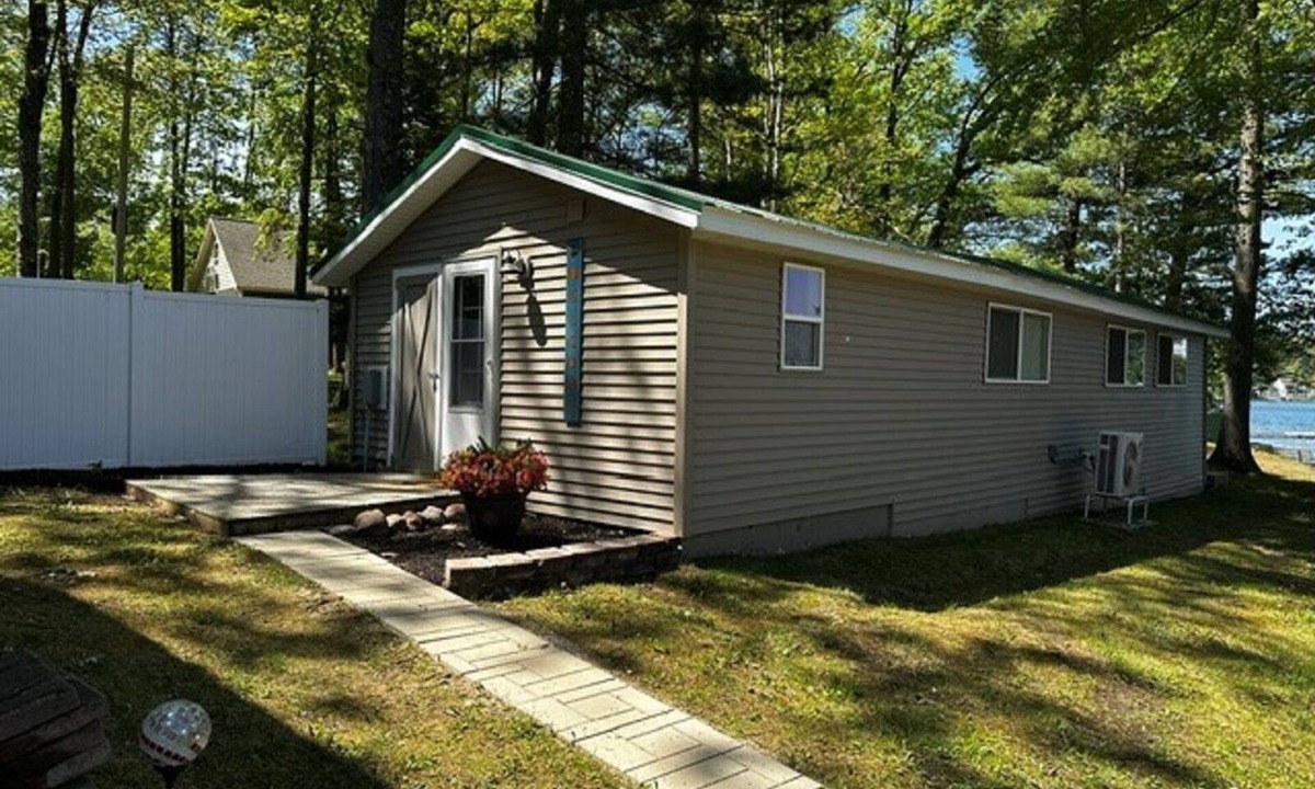 Mecosta Cottage | Charming 2-bedroom cottage on ALL-SPORTS Pretty Lake in Mecosta MI.