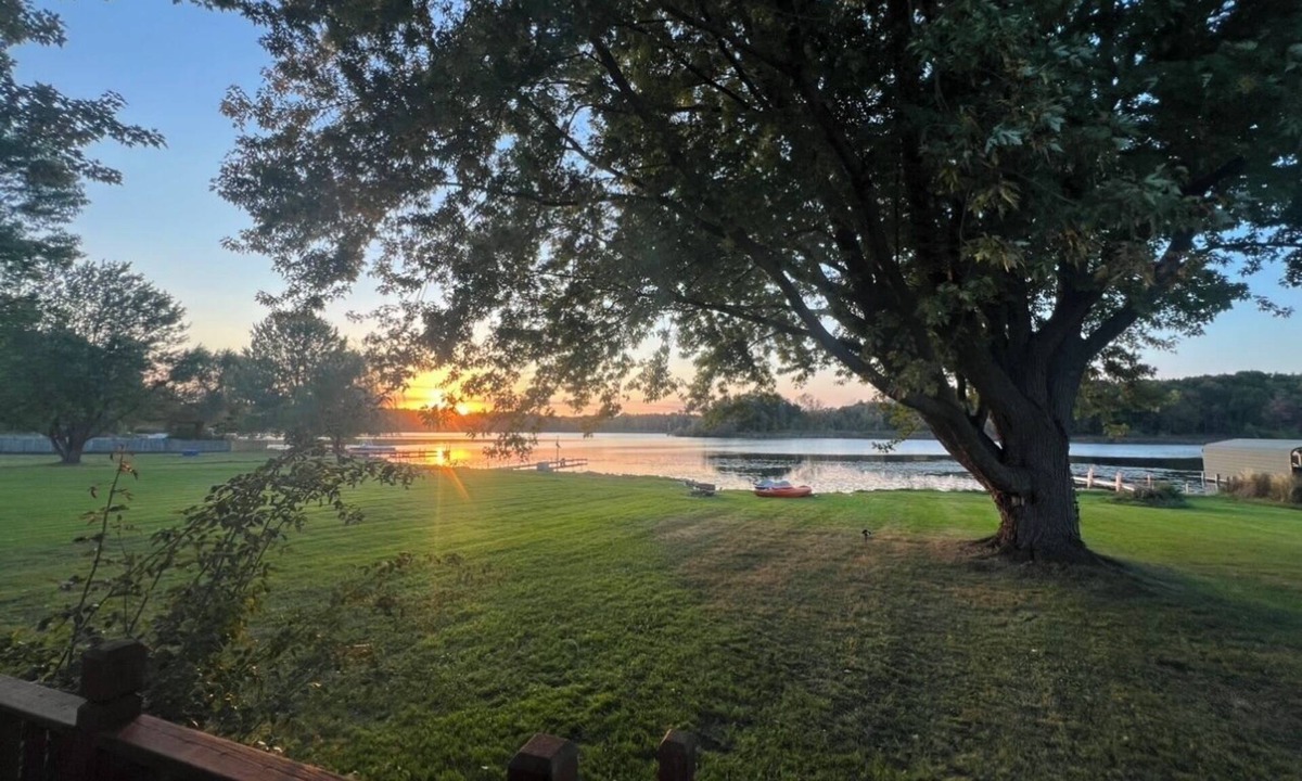 Linden Cottage | Charming 3-bedroom cottage on the lake in lovely Linden with a beautiful view!