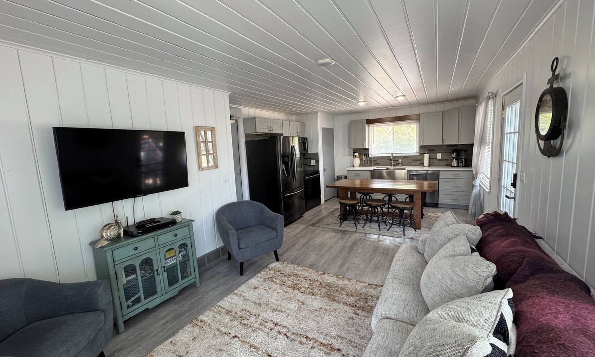 Silver Lake Cottage | Charming 3-bedroom cottage in Mears with AC