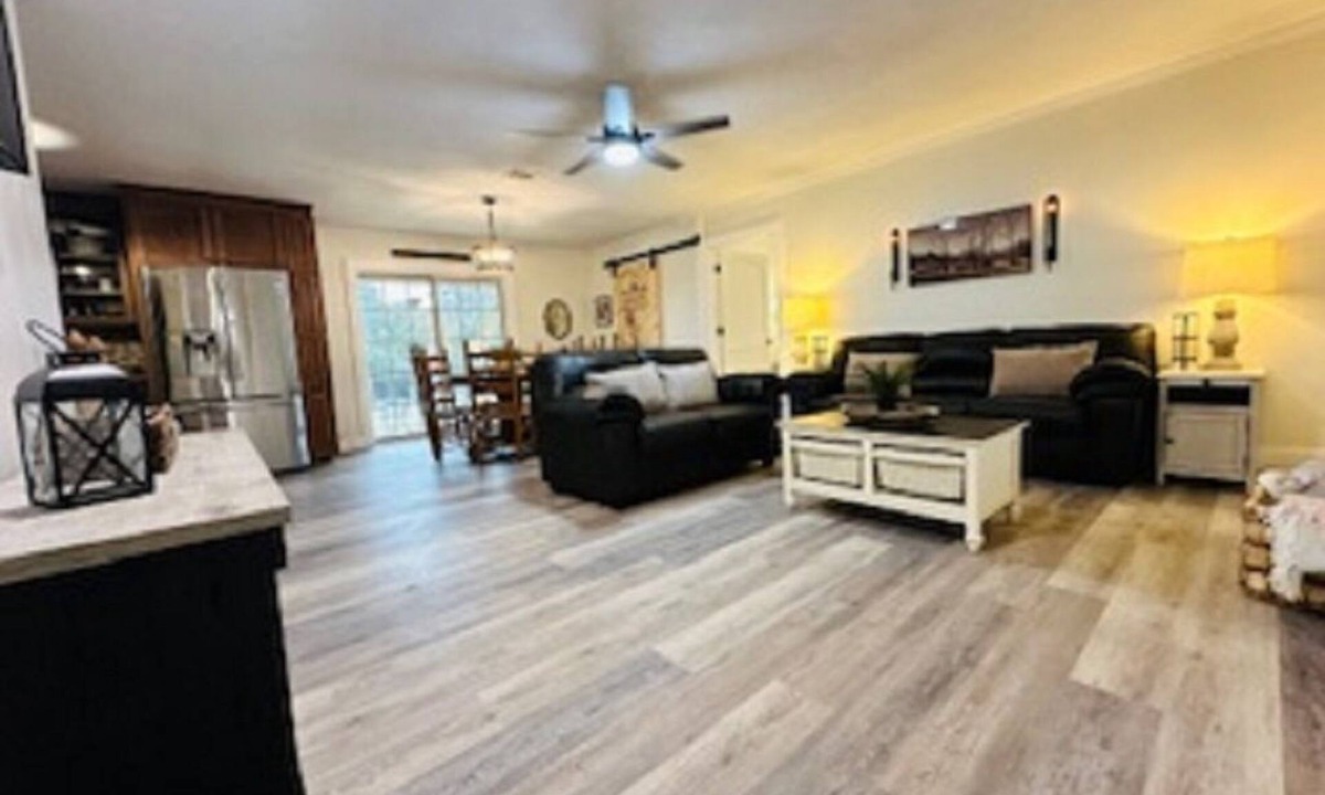 Graceville House | Charming 3-bedroom farmhouse in Graceville with AC, WiFi