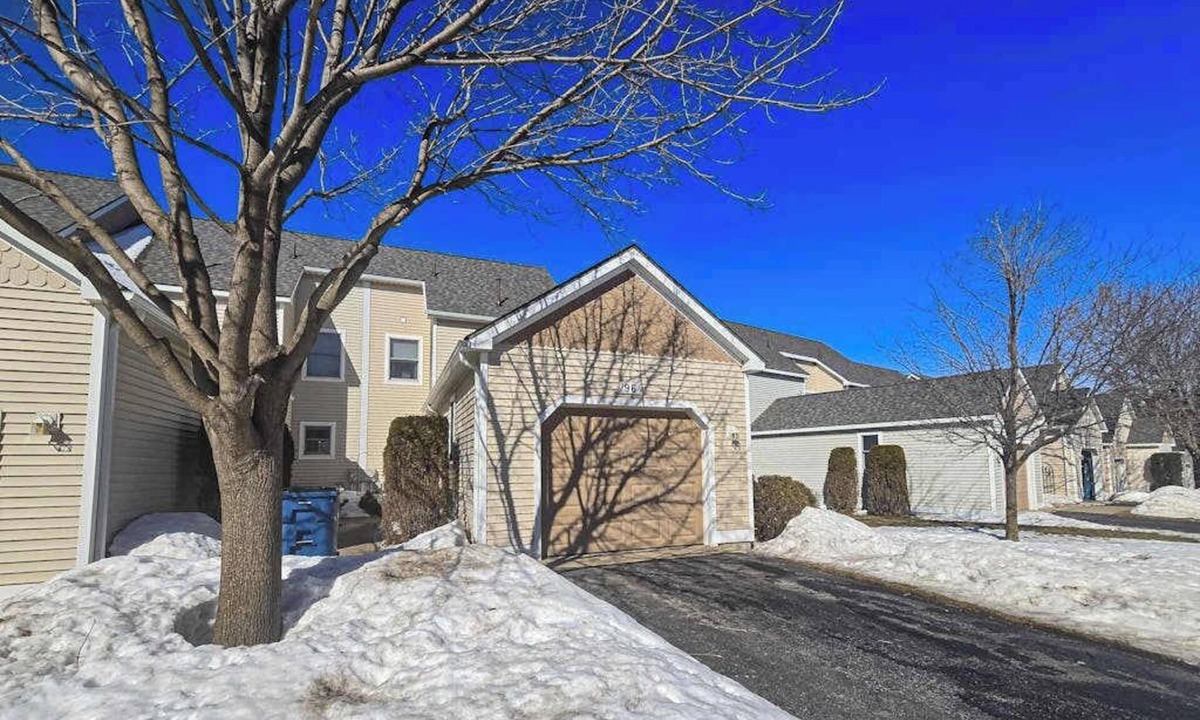Manistee Condo | Charming 3 story condo, w/a W/D & Wifi, near beaches & shared pool access