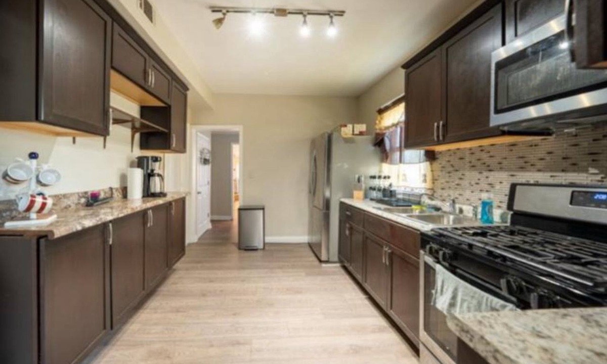 Chicago Ridge House | Charming 4-Bedroom Home Backyard 8 gusts with AC and WiFi in Chicago Ridge