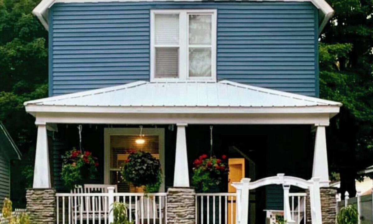 Ludington House | Charming 4-bedroom house sleeps 15 in the wonderful beach town of Ludington!