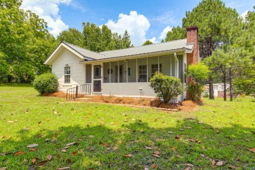 Oxford House | Charming Country Home w/Yard - 14 Mi to Ole Miss!