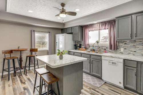 Curtis House | Charming Curtis House: Large Deck w/Lake View!