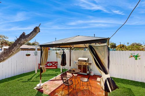 Riviera Beach House | Charming home near beaches with a washer&dryer AC & outdoor entertaining