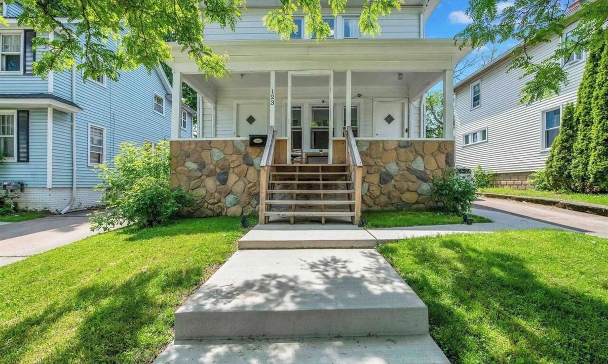 Mount Clemens Apartment | Charming Home-y 2-bedroom apt w high-speed Wifi in Vibrant Dwntwn Mount Clemens