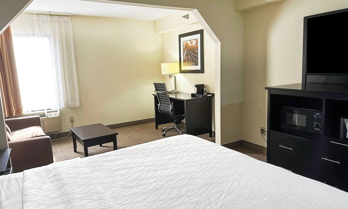 Mount Berry Hotel | Charming King Suite in Rome | Spacious Stay Near Dining, Local Attractions
