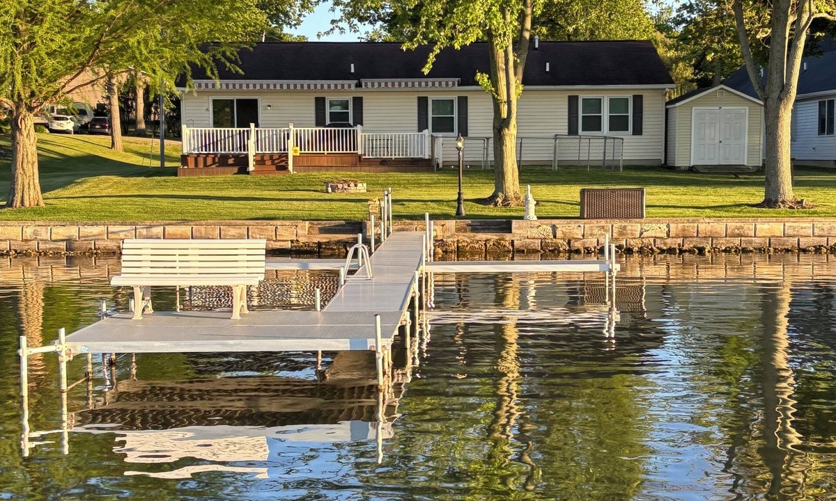 Frontier House | Charming Lakefront 3-bedroom house, located minutes from Hillsdale College