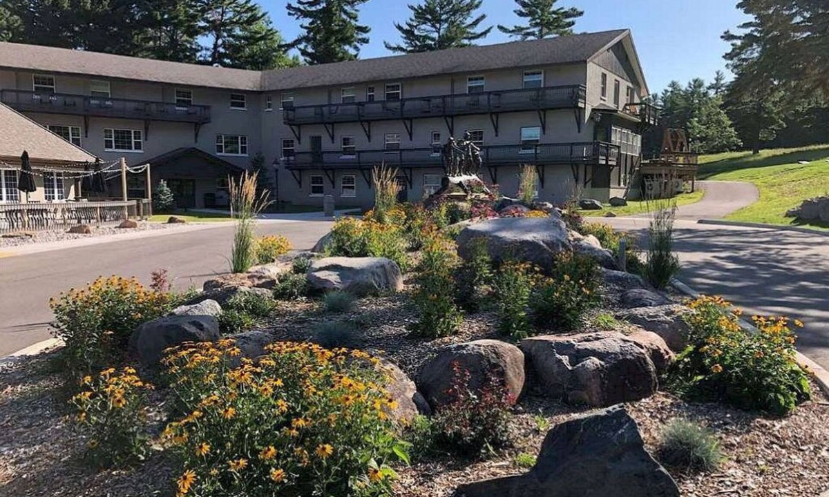 Iron Mountain Apartment | Charming Lodge Room | Cozy Comfort