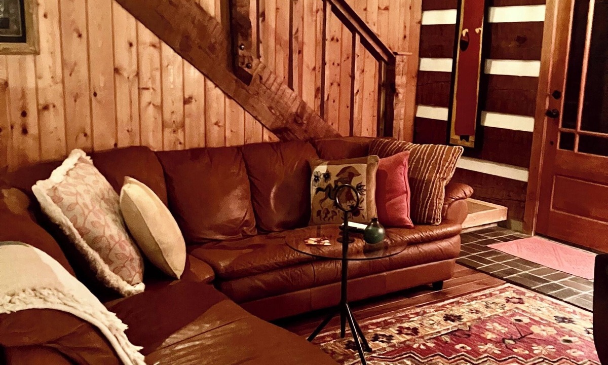 Franklin Cabin | Charming log home with acres of hiking trails