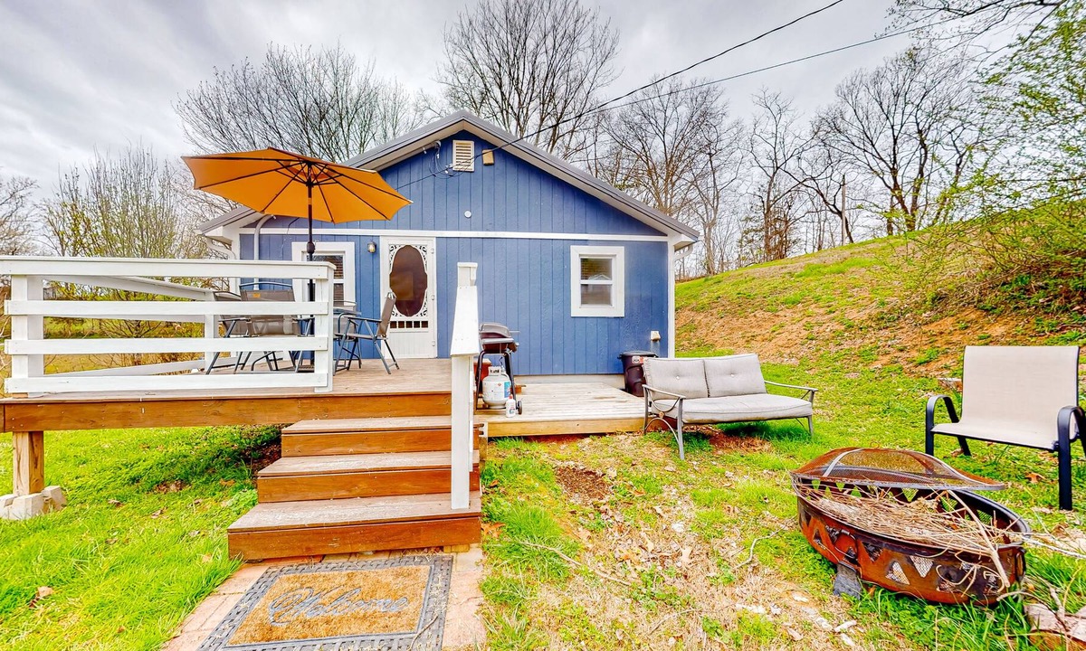 Andersonville Cottage | Charming mountain-view cottage with golf nearby, firepit & W/D - dog-friendly