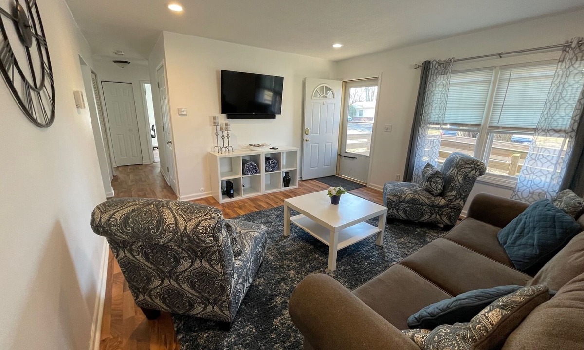 Toledo House | Charming Ranch in Quiet Neighborhood