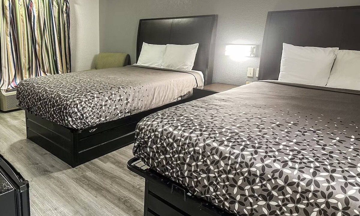 Guntersville Hotel | Charming Stay Perfect for Families Exploring Guntersville Outdoors - 3 Units!