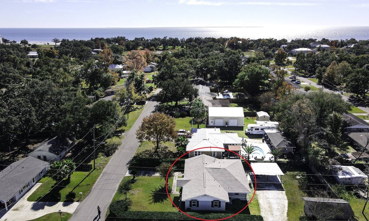 Long Beach House | Cindy Lou's Seaside Retreat: Walking Distance to the Beach!