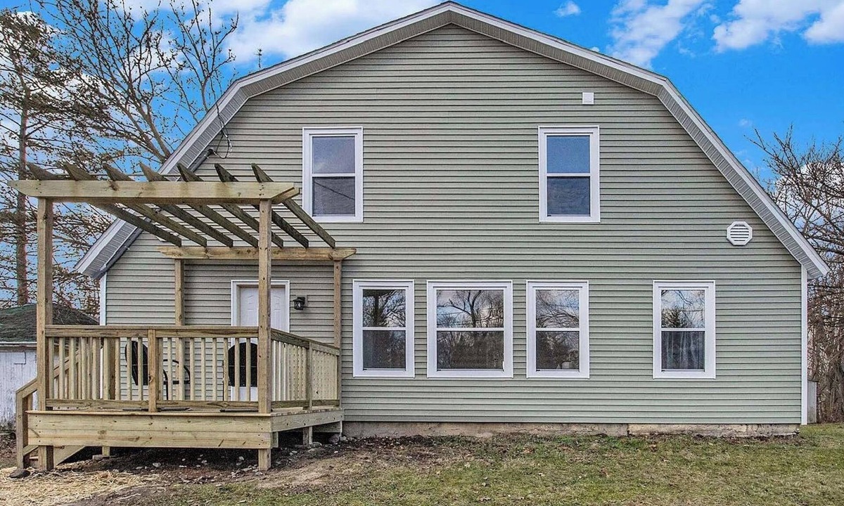 Hillsdale House | Close to Hillsdale College in a modern home with dedicated work space