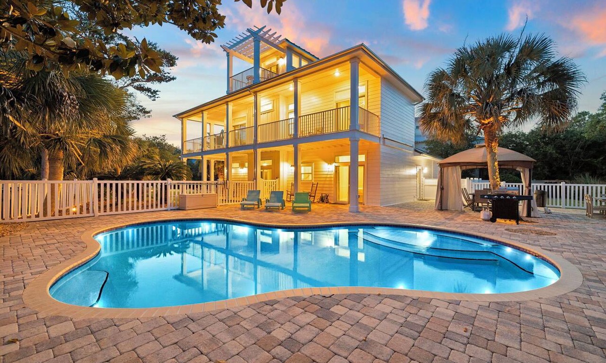 White's Gulfview House | Coastal Retreat w/Private Pool + Firepit | 3-Min Walk to Beach Access | 4 Bikes