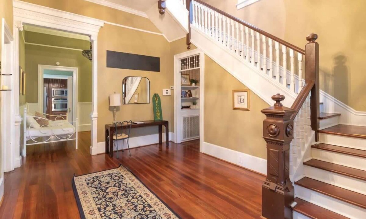 Columbus House | Columbus's Luxurious Mansion! Stay at Goldfinch
