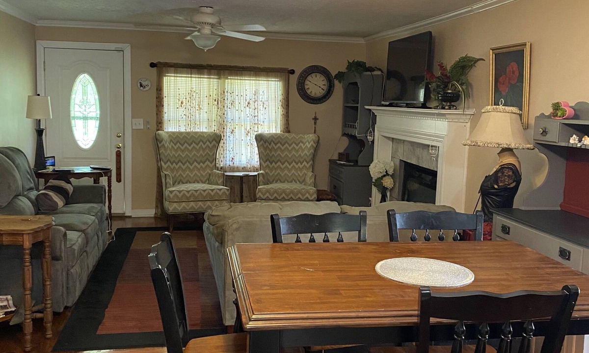Cusseta House | Comfy Country House - Beds for 8 - 20 minutes from Auburn Large yard, parking