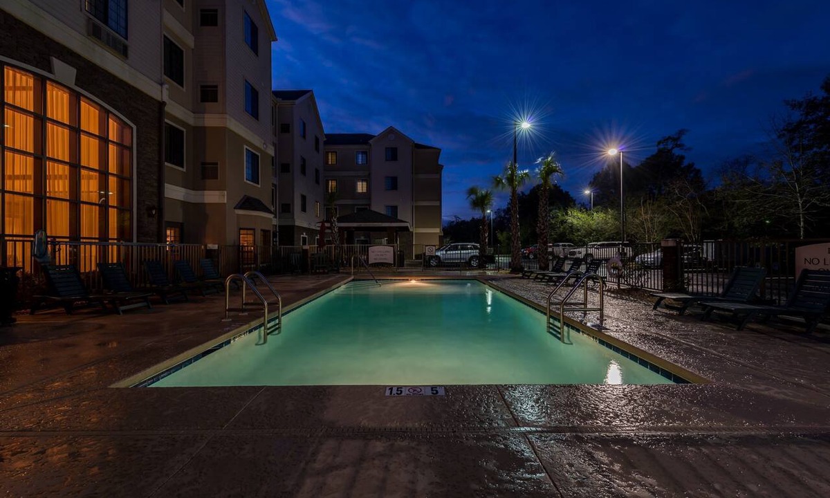 Oak Apartment | Complimentary Breakfast Buffet | Minutes from Shopping + White Sand Beaches