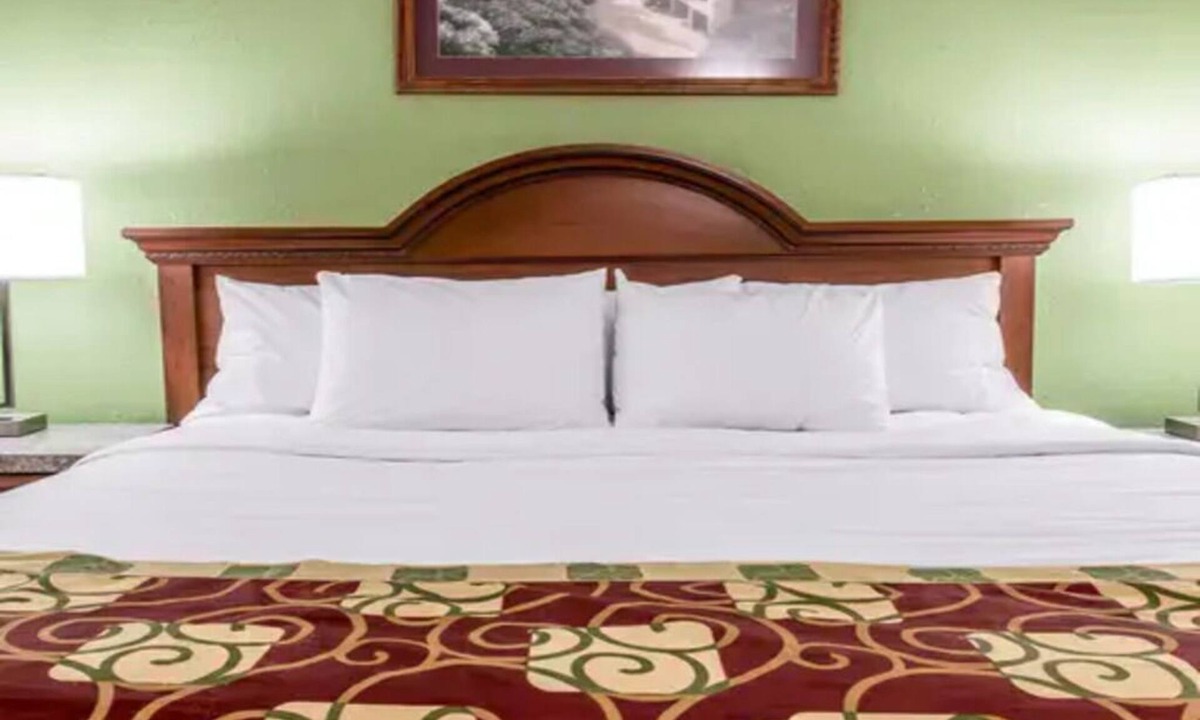 Kalamazoo Hotel | Convenient 1 King Bed with Free Hot Breakfast and Easy Downtown Access