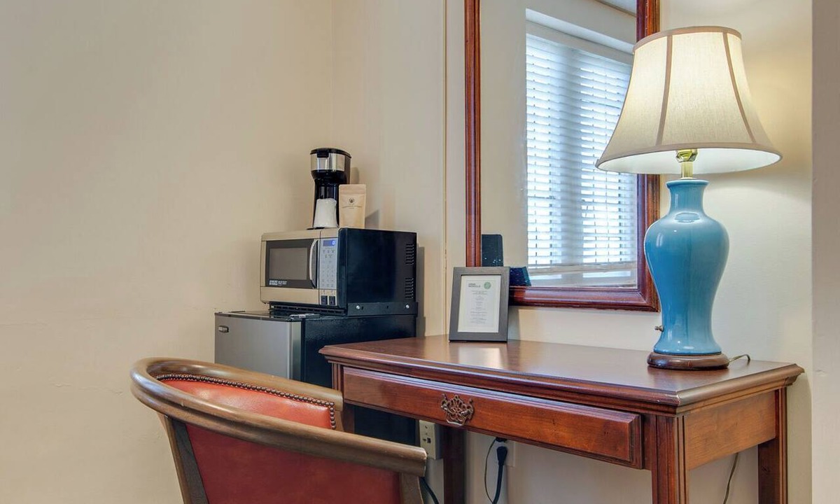 Music Row Hotel | Converted Studio Apartment. - Great Location!