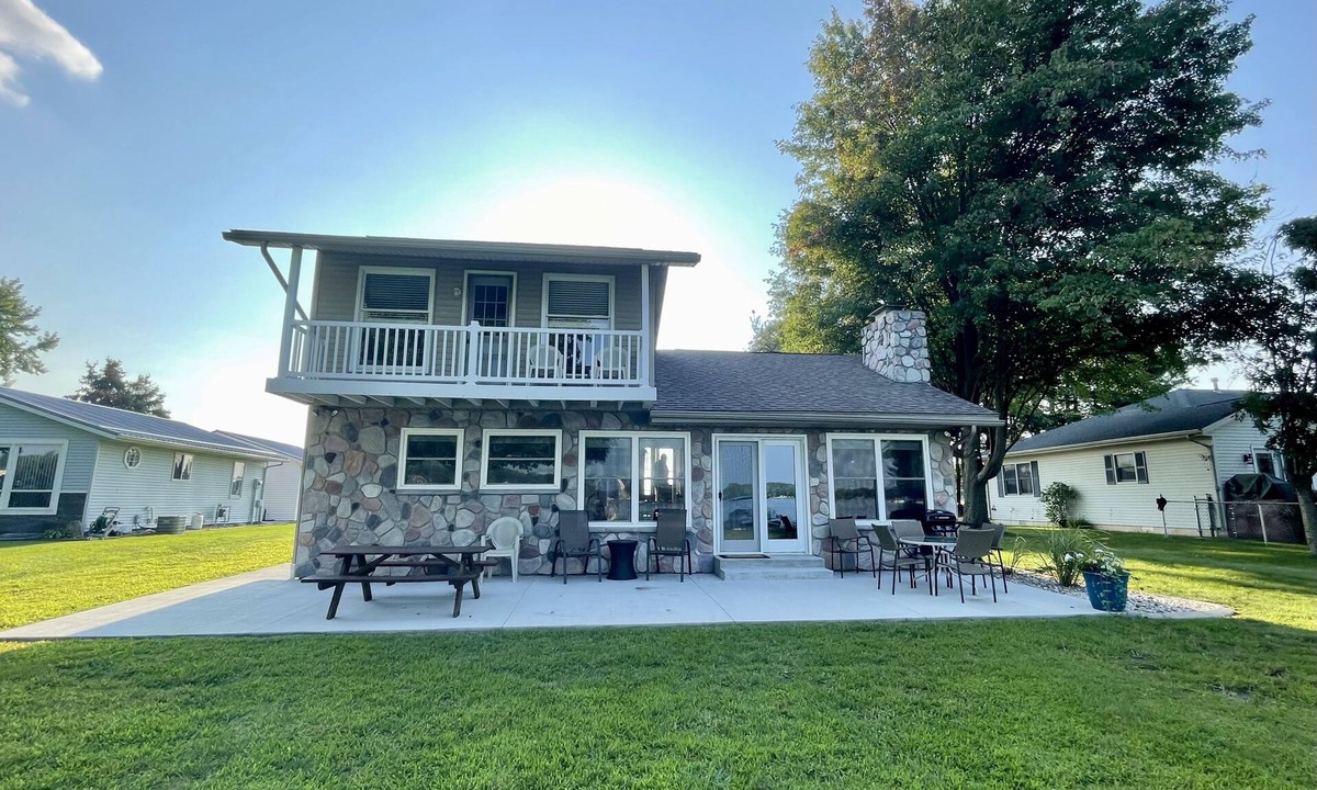 White Pigeon Cottage | Cottage on the lake 15 minutes to Shipshewana