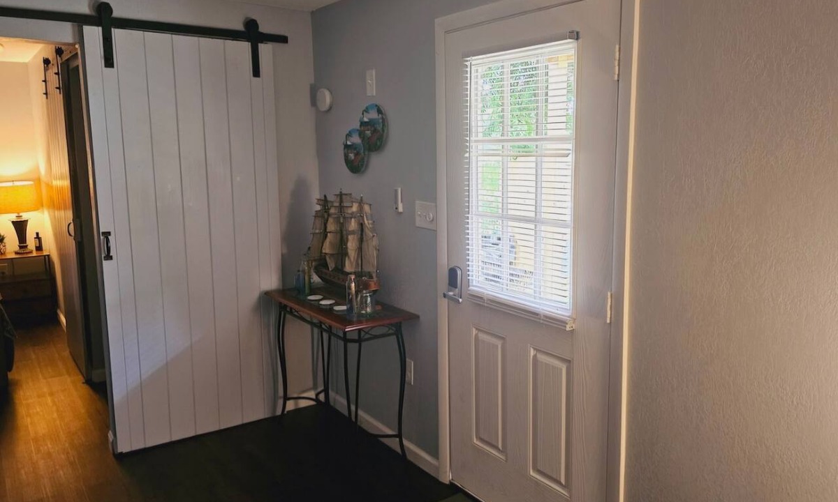 West Pensacola House | Cozy 1-bedroom house in adorable Pensacola with AC