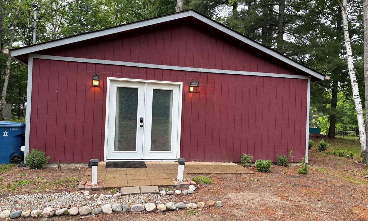 Alger Cabin | Cozy 1-bedroom studio cabin on Secord Lake 2.5hrs north of Detroit.