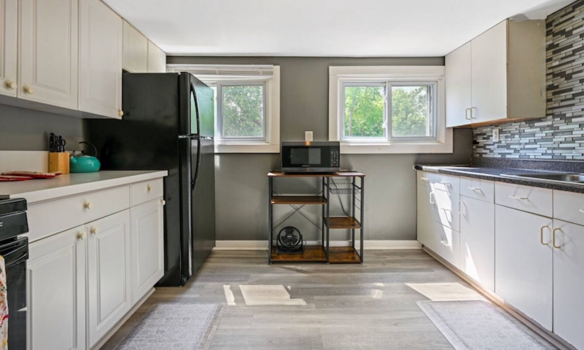 Keego Harbor Apartment | Cozy 1-bedroom with WiFi and AC in quaint Keego Harbor